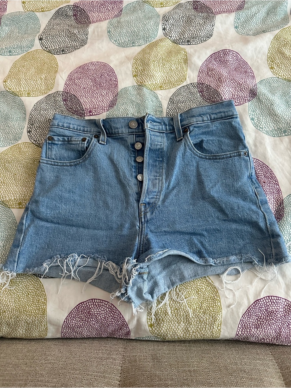 High-Waist Frayed Hem Denim Shorts in Light Blue